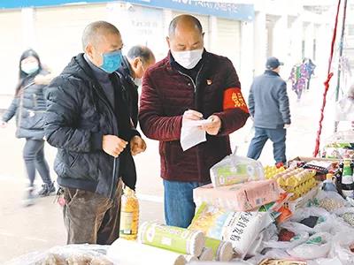 疫情期間，四川瀘州市龍馬潭區(qū)特興街道走馬村黨員干部幫隔離群眾采買生活用品。陳濤　攝